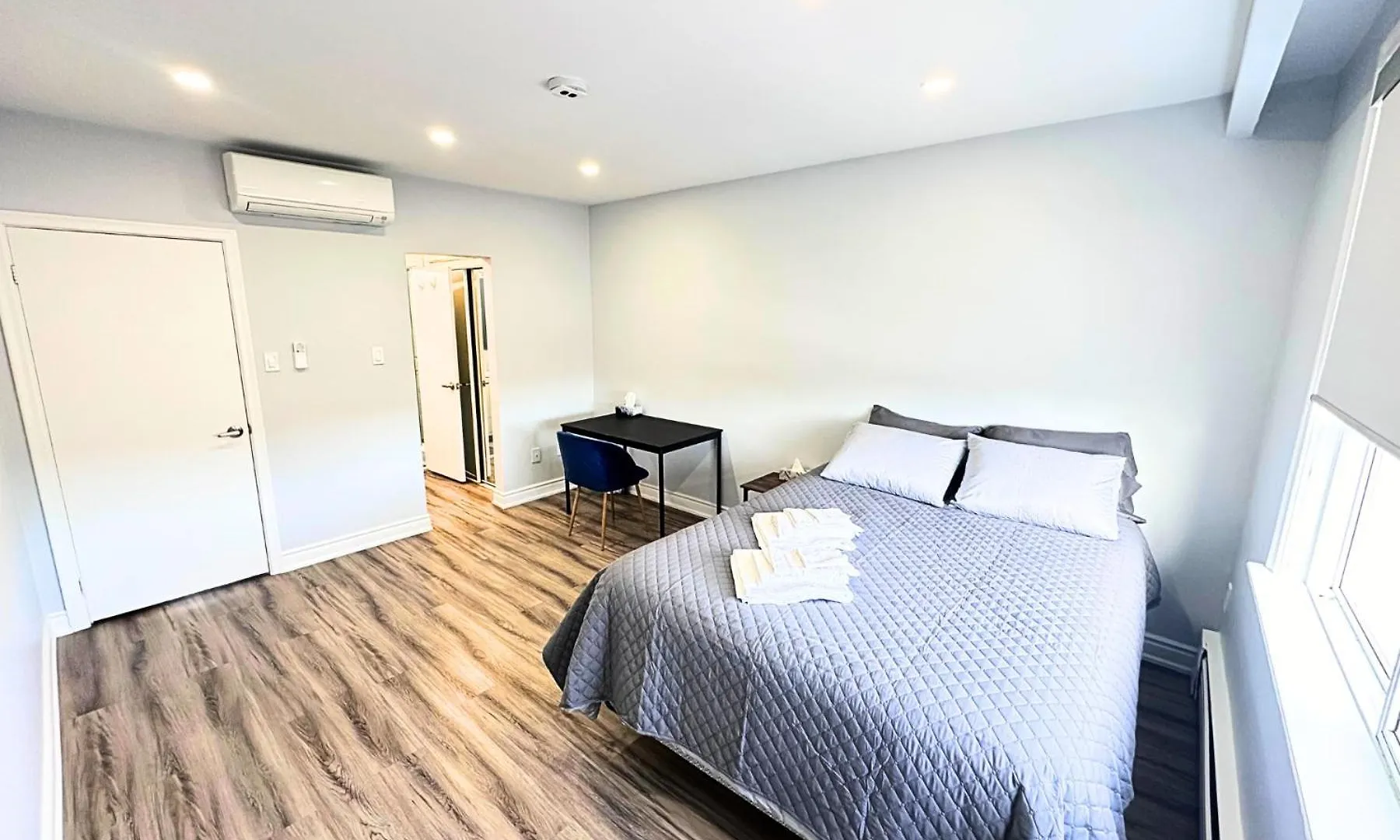 Spacious Master Suite W Private Bathroom Steps To Subway Toronto