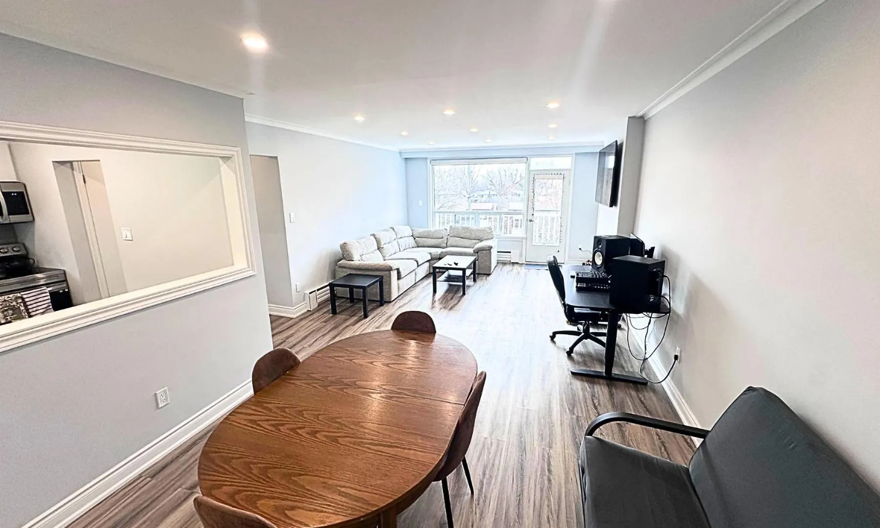 Spacious Master Suite W Private Bathroom Steps To Subway Toronto Canada
