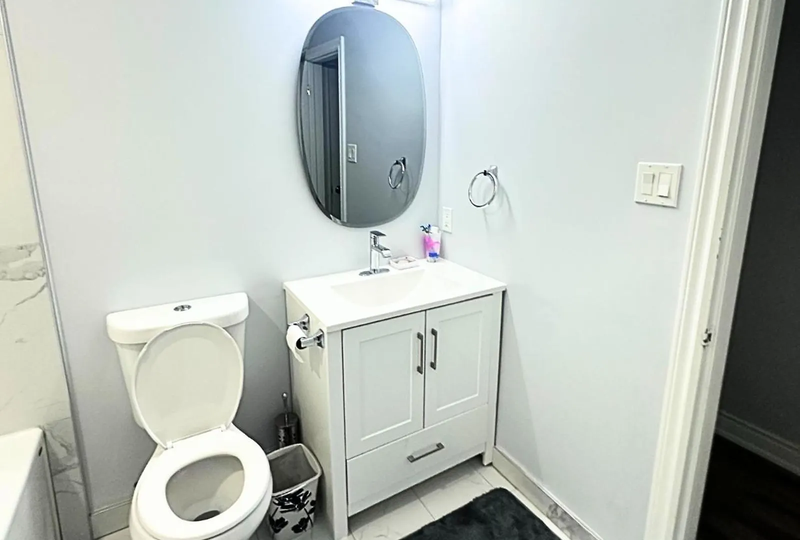 Spacious Master Suite W Private Bathroom Steps To Subway Toronto Homestay