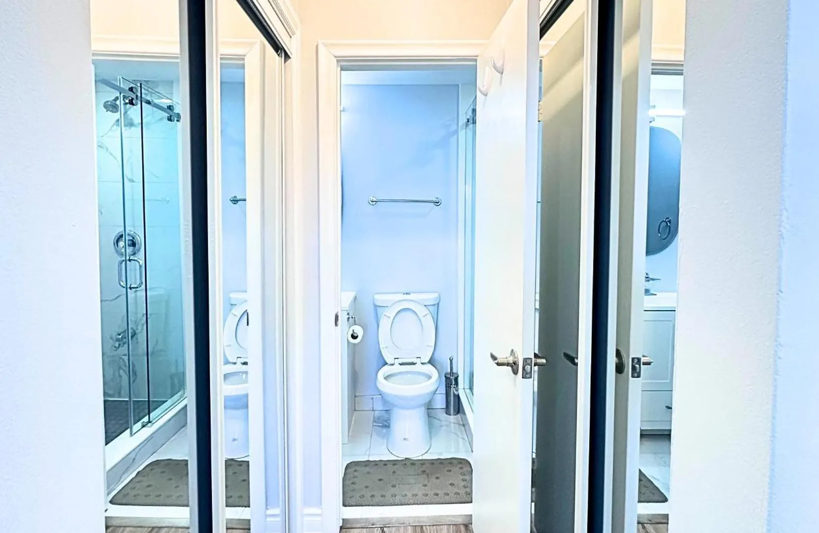 Spacious Master Suite W Private Bathroom Steps To Subway Toronto Homestay