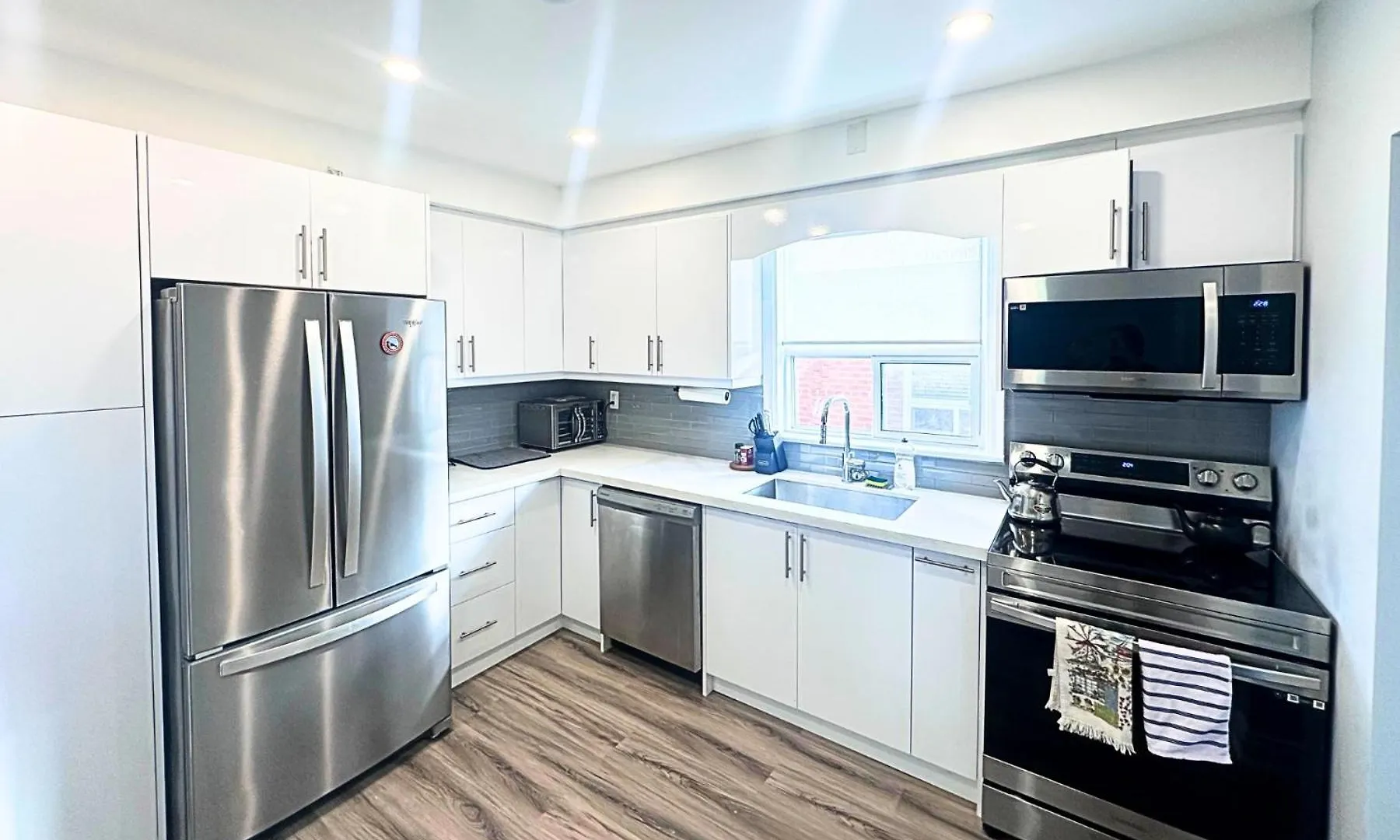 Spacious Master Suite W Private Bathroom Steps To Subway Toronto Homestay