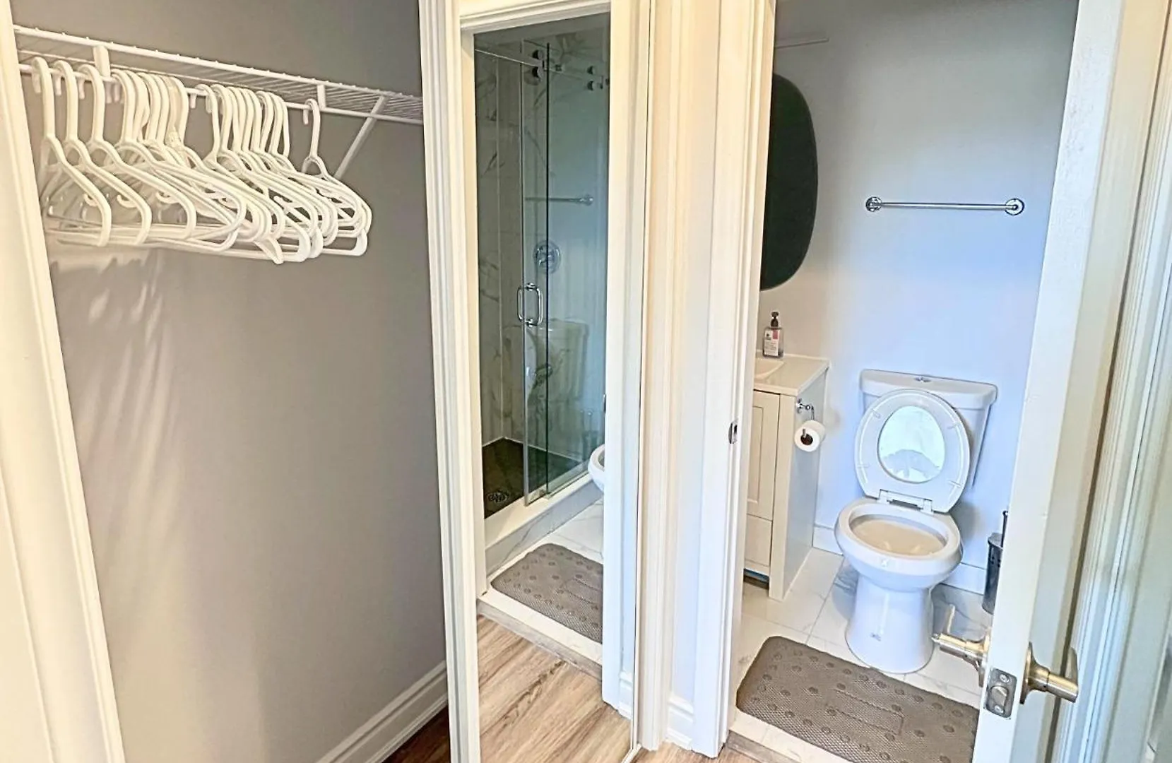 Spacious Master Suite W Private Bathroom Steps To Subway Toronto